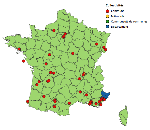 Carte de France montrant une cinquantaine de points rouges correspondant aux communes ayant une ferme publique et un département