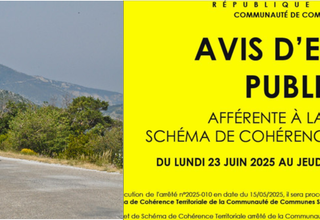 Bandeau jaune de l'avis d'enquête publique, accompagné d'une image de gens à vélo sur une route de provence